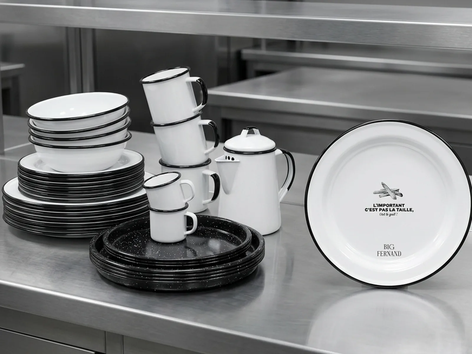 Toute la gamme de vaisselle émaillée posée sur une desserte inox : bols, assiettes, mugs, cafetière, plateaux et assiette personnalisée