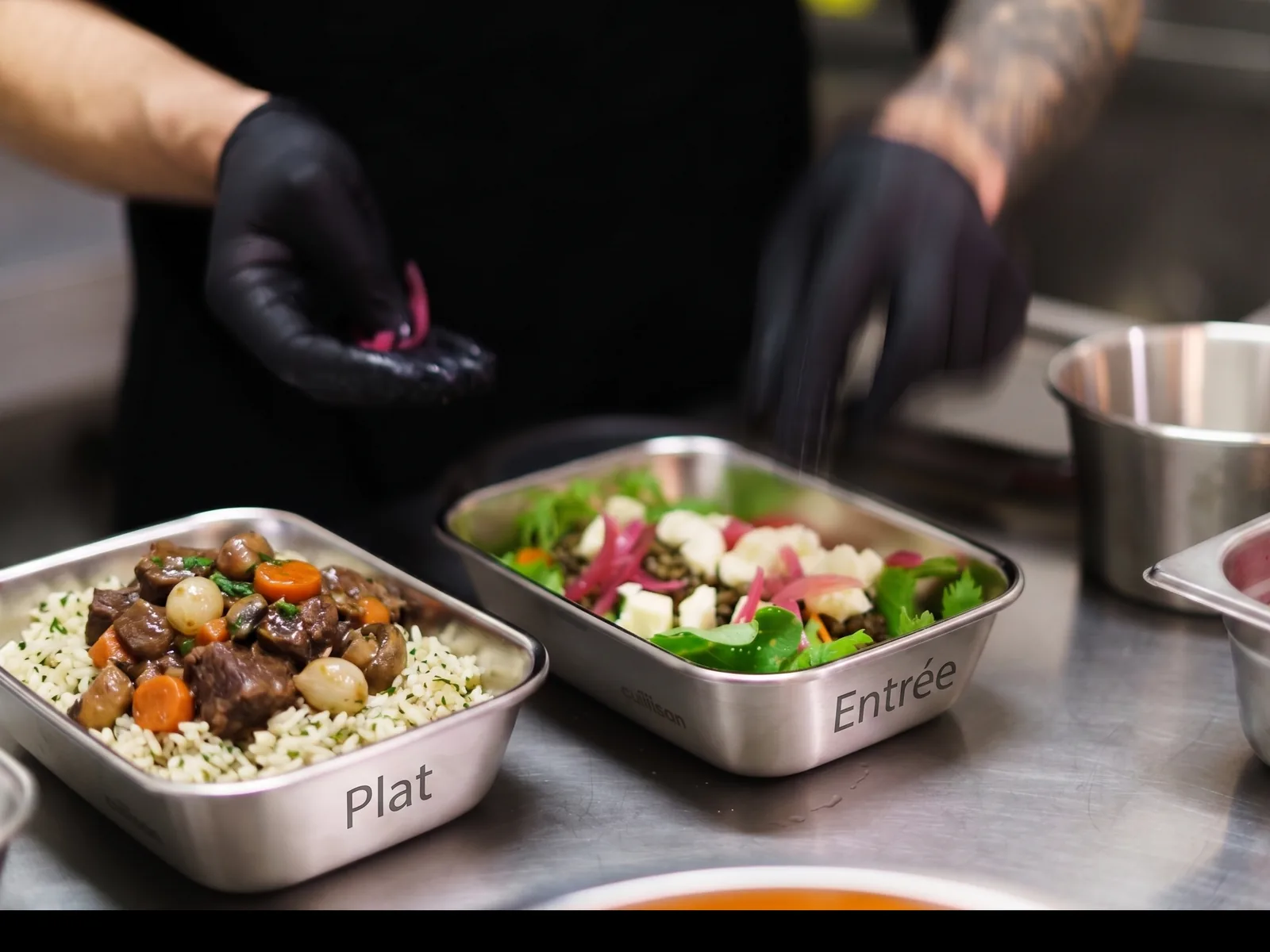 Boîtes inox Cuitisan gravées au laser Plat et Entrée, dressées en cuisine