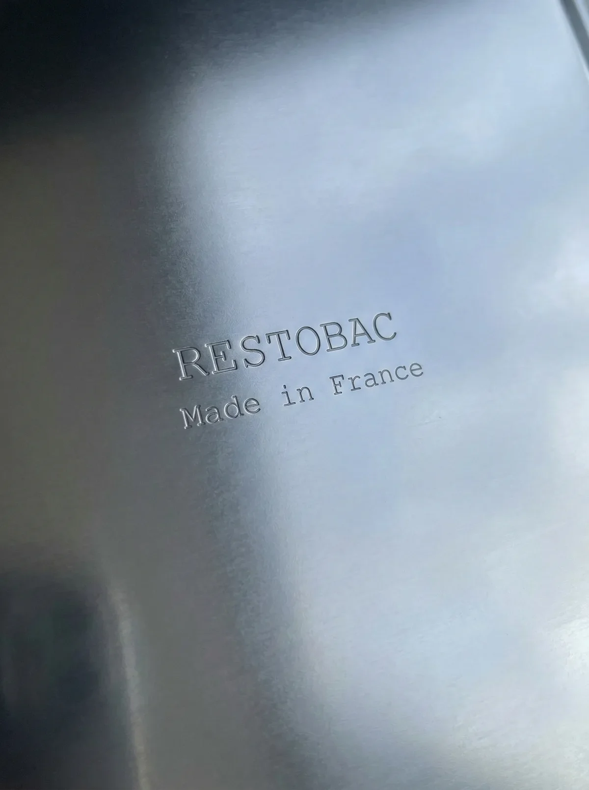Gravure « Restobac Made in France » sur le flanc d’un bac inox