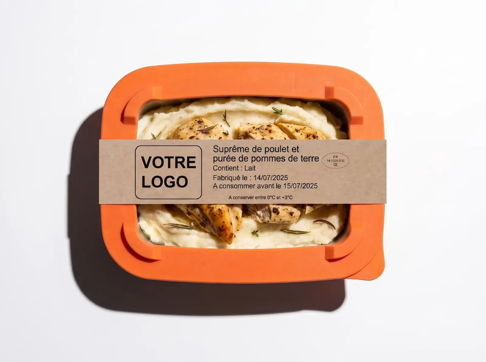 Barquette inox à couvercle orange vue de dessus, ceinturée d'une bande kraft imprimée : logo du traiteur, intitulé du plat, allergènes, dates de fabrication et de consommation